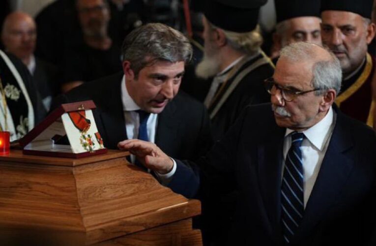 الرئيس اللبناني يمنح الراحل زياد الرحباني “وسام الأرز” الوطني