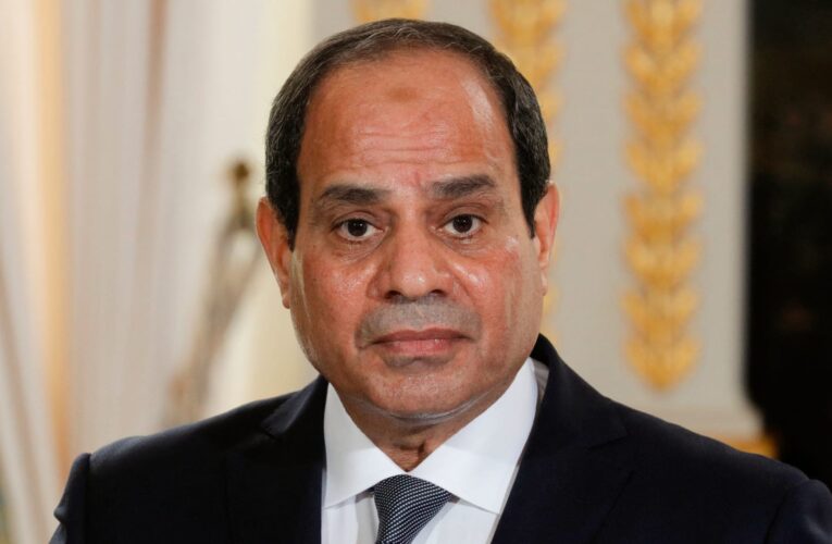 السيسي يتلقى رسائل من اتحاد الكرة وفريق الزمالك.. هذا ما جاء فيها