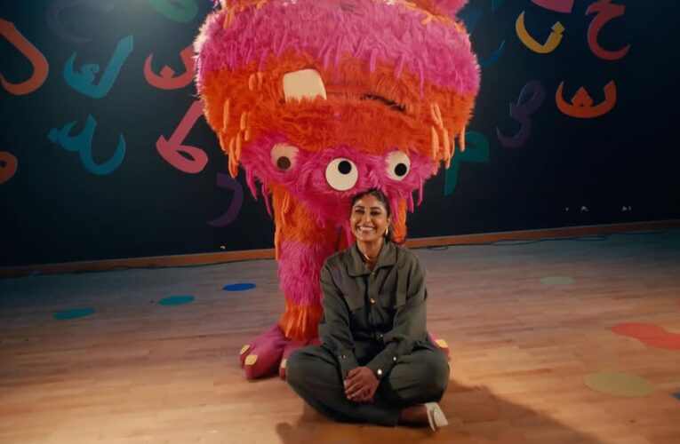 الكويت.. شجون الهاجري تعلّم حروف الإنجليزية مع “شقلوب”