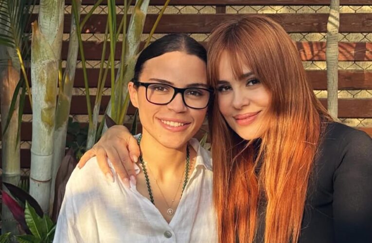 صور تكشف عن علاقة دافئة بين كارول سماحة وابنة زوجها الراحل