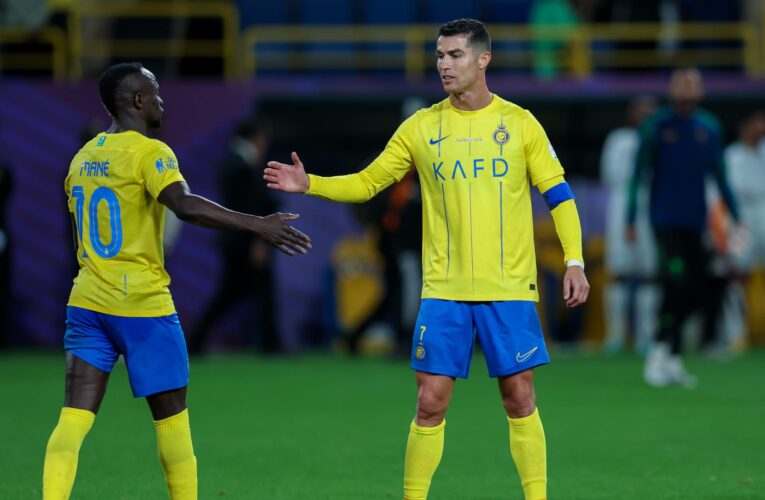 هذا ما فعله رونالدو بعد طرد زميله ماني في مباراة النصر والاتحاد