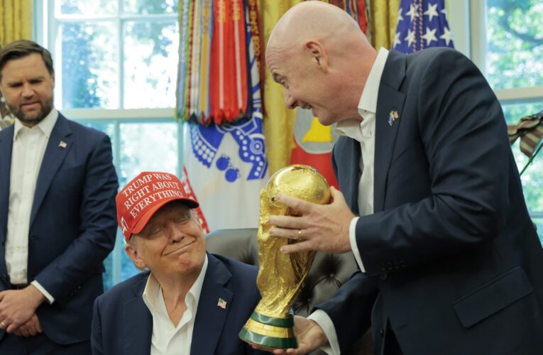 ترامب يمازح رئيس “فيفا” بشأن مجسم كأس العالم.. إليك ما فعله