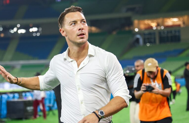 مدرب الأهلي ينشر صورته مع كأس السوبر السعودي بعد الفوز به ويعلّق