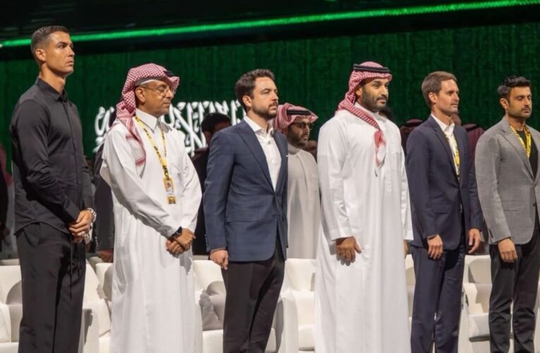 لقطة تجمع محمد بن سلمان وولي عهد الأردن ورونالدو تشعل تفاعلاً