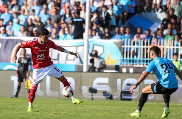 لقطة من الدوري المصري تثير تفاعلاً.. لاعب يحاول إصلاح حذائه بعد تمزقه