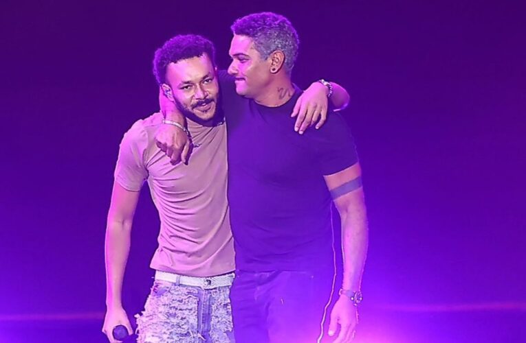 “مفيش زي الأم يا جدعان”.. آسر ياسين يشارك توضيحًا من والدته حول إطلالته في حفل ويجز