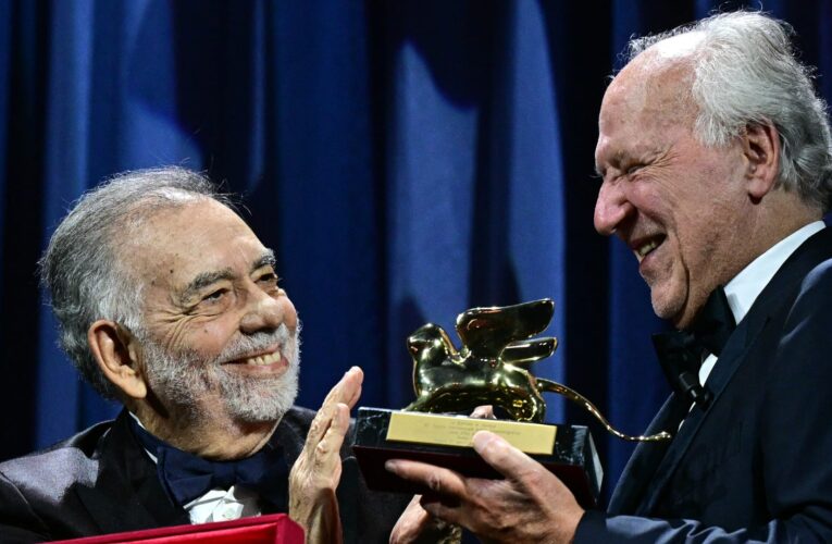 لحظات مؤثرة بين كوبولا وهيرتسوغ في مهرجان فينيسيا السينمائي الـ82