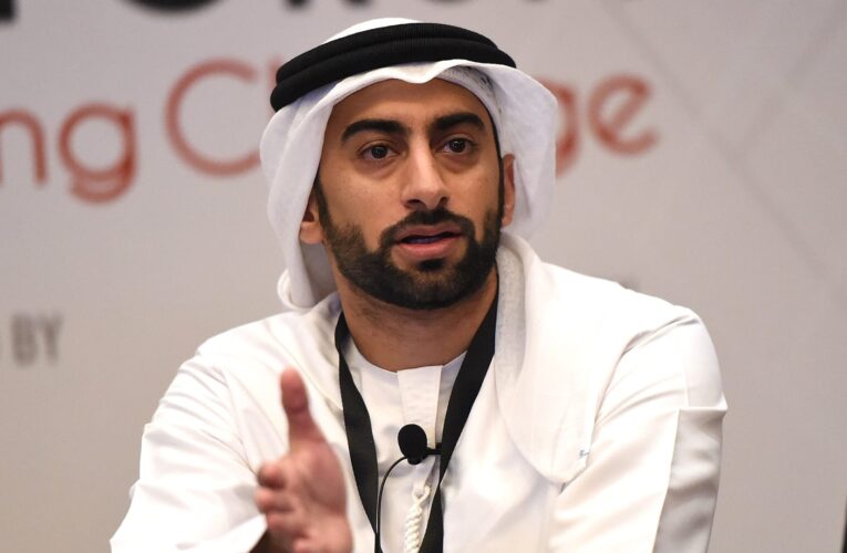 “غريب وعشوائي”.. أنس بوخش ينجو من حريق اندلع في سيارته