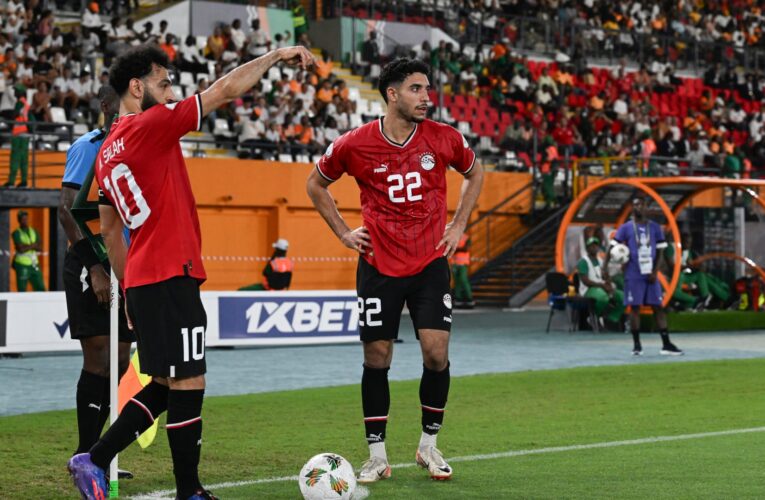 تصرف من صلاح تجاه مرموش خلال مباراة لمنتخب مصر يشعل تفاعلاً