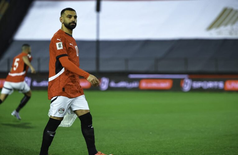 مصر.. تصرف صلاح مع طفل لحظة الدخول إلى الملعب يشعل تفاعلاً