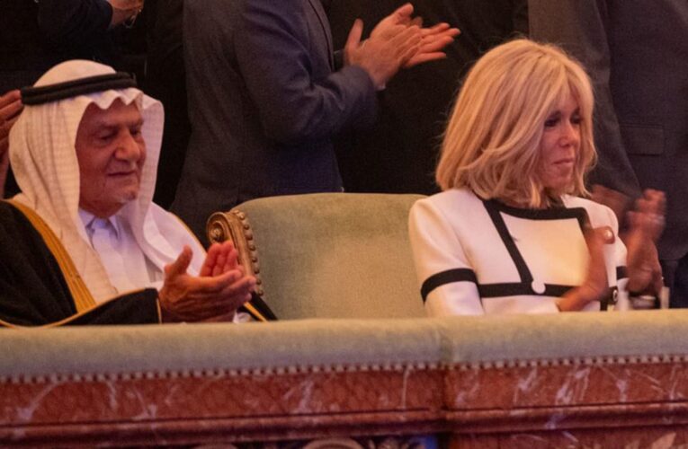 بجانب زوجة ماكرون.. فيديو رد فعل الأمير السعودي تركي الفيصل يشعل تفاعلا بفعالية بقصر فيرساي