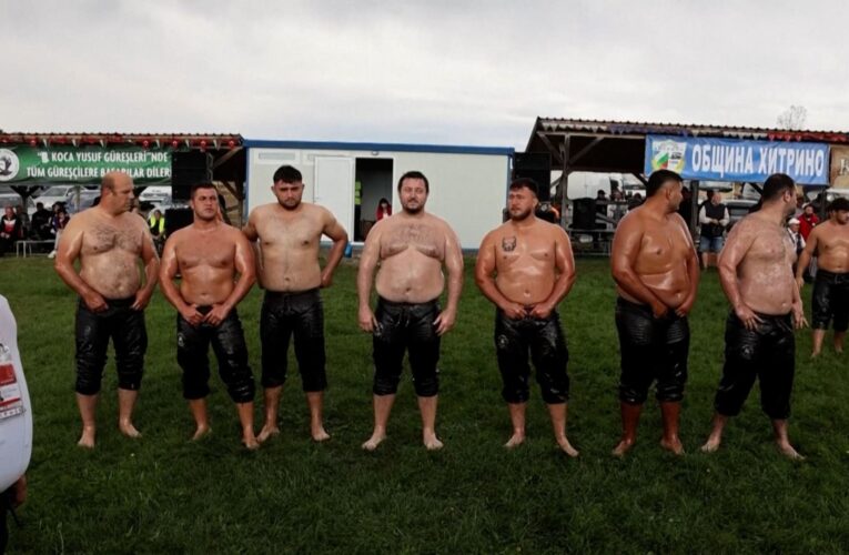 من الإمبراطورية العثمانية إلى قرى بلغارية.. “مصارعة الزيت” تحافظ على جذورها