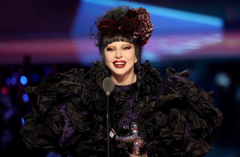 ليدي غاغا تفوز بجائزة “فنّان العام” في حفل توزيع جوائز MTV