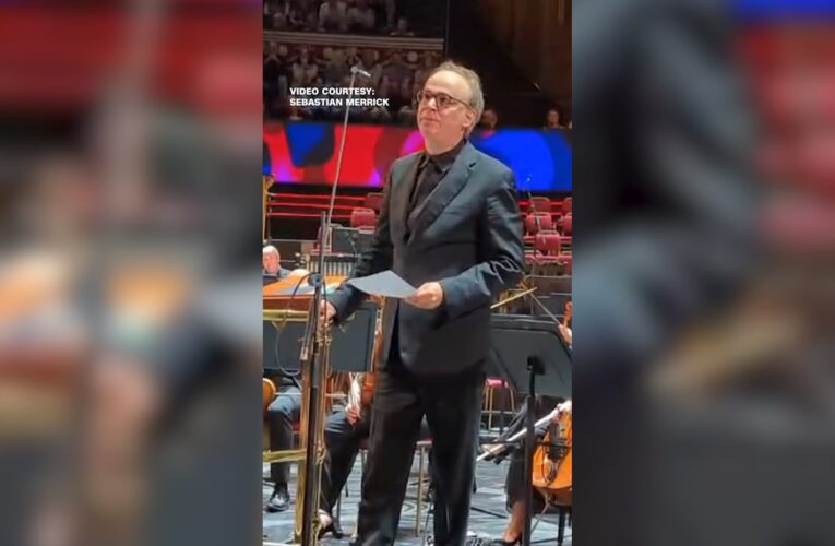 قائد أوركسترا إسرائيلي يفاجىء الجمهور بكلمة مؤثرًة عن غزة.. شاهد ما قاله