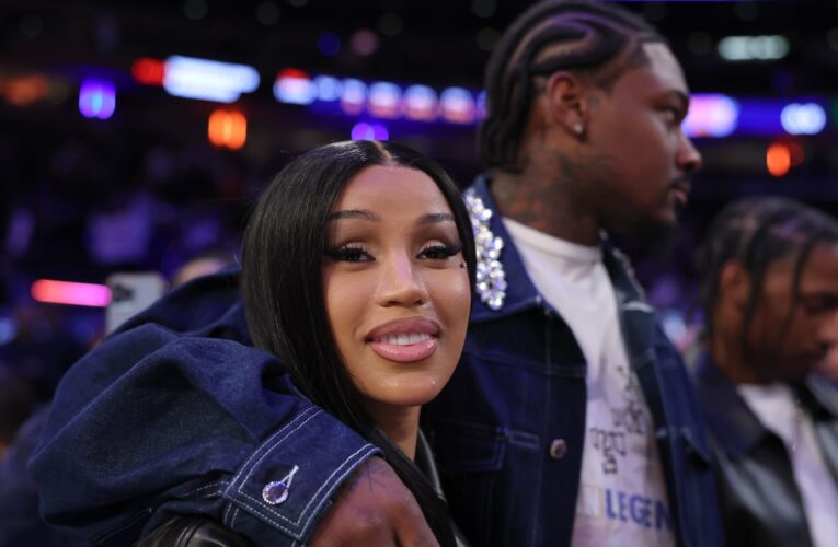 كاردي بي تعلن حملها بطفل من لاعب كرة القدم الأمريكية ستيفون ديغز