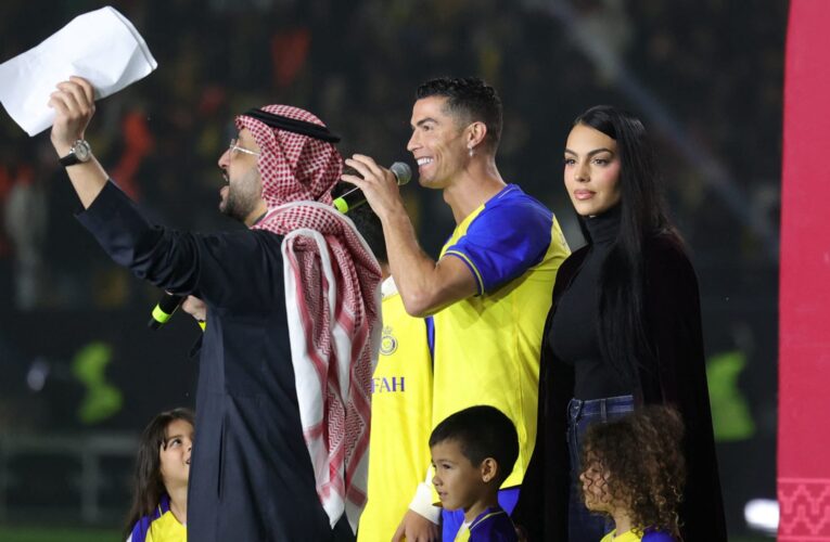 لقطة بين رونالدو وجورجينا خلال مباراة النصر والرياض تشعل تفاعلاً