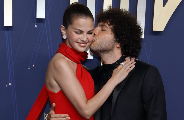 سيلينا غوميز تشارك صورًا من زفافها على بيني بلانكو