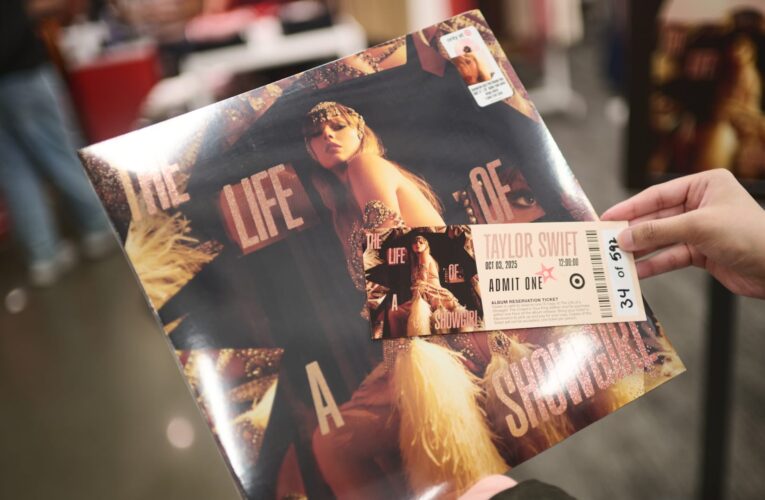 سهر معجبوها حتى وقت متأخر لانتظاره.. نظرة على ألبوم تايلور سويفت الجديد “Life of a Showgirl”