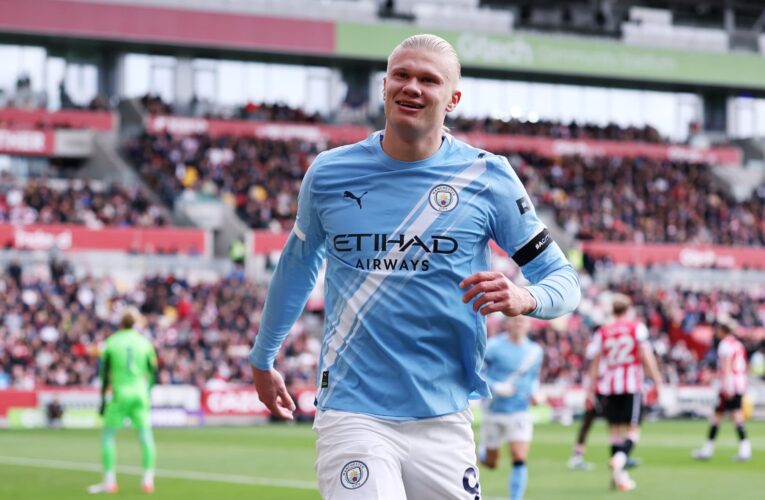 لقطة “طريفة” بين هالاند ومشجع خلال مباراة مانشستر سيتي وبرينتفورد