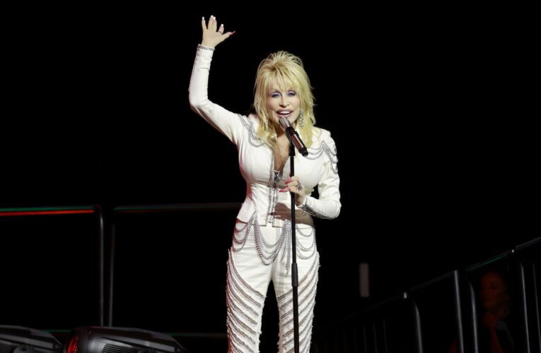 “لم أمت بعد”.. دوللي بارتون تفنّد الشائعات التي طالت صحتها مؤخرًا