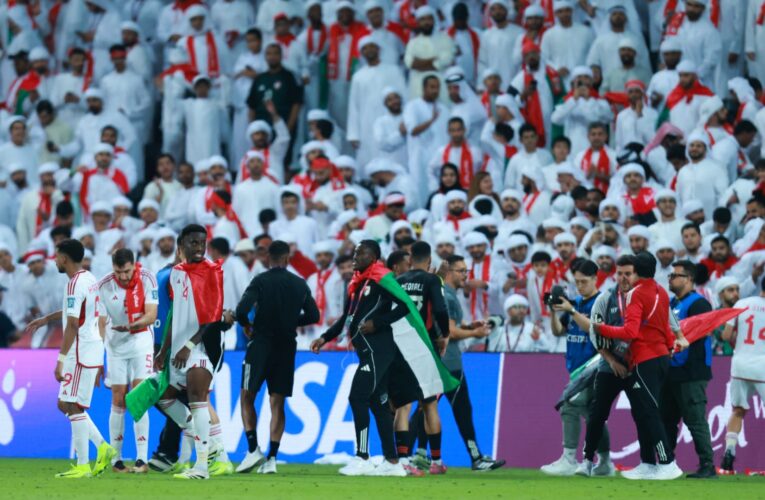 لاعب إماراتي يشعل تفاعلاً.. هذا ما فعله مع والدته بعد الفوز على سلطنة عُمان