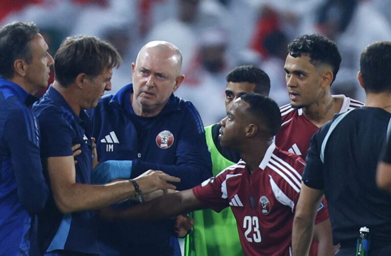 موقف “محرج” لمدرب قطر خلال مواجهة الإمارات.. هذا ما حدث معه