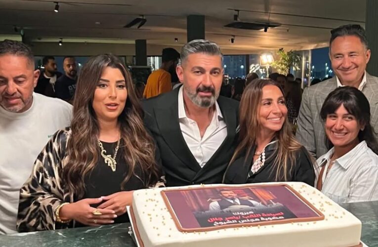 أسرة مسلسل “كلهم بيحبوا مودي” تحتفل بـ “النائب” ياسر جلال