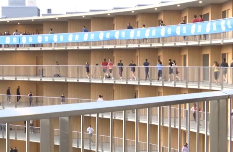 آلاف الأشخاص يتسابقون نحو قمة مبنى “فورتكس” الشهير في سويسرا.. شاهد السبب