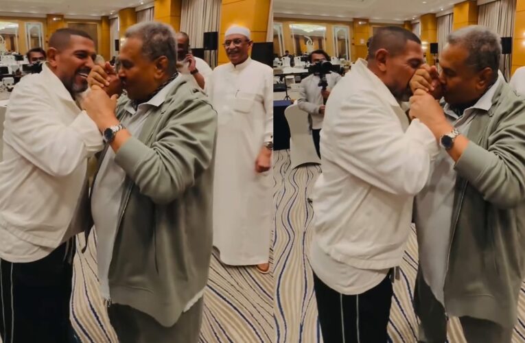 “نكيد العوازل”.. محمد عبده وهاني فرحات يتبادلان قبلة على اليد وتركي آل الشيخ يعلق