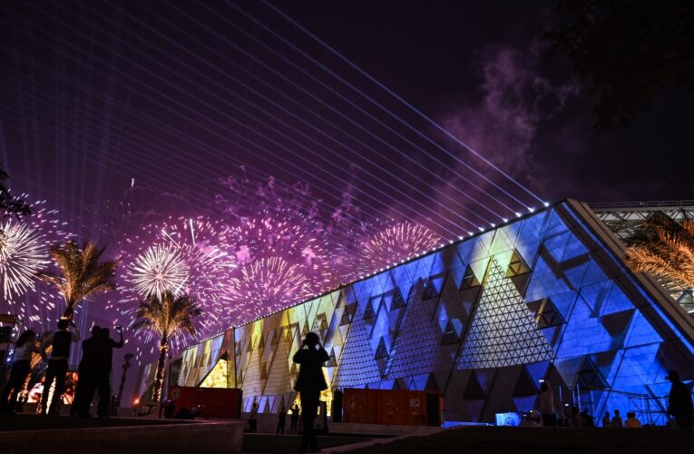 بعد الانتقادات.. تعليق من مخرج بث حفل افتتاح المتحف المصري الكبير