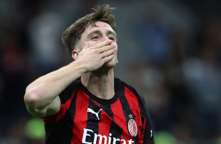 لاعب ميلان يثير جدلاً.. هذا ما فعله مع الحكم خلال مواجهة فريقه لروما