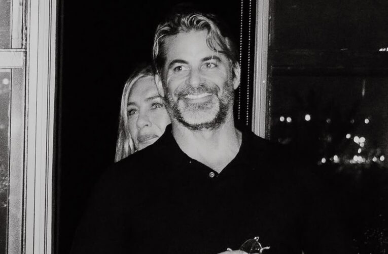 جينيفر أنيستون تُعلن رسميًا عن علاقتها بحبيبها جيم كورتيس