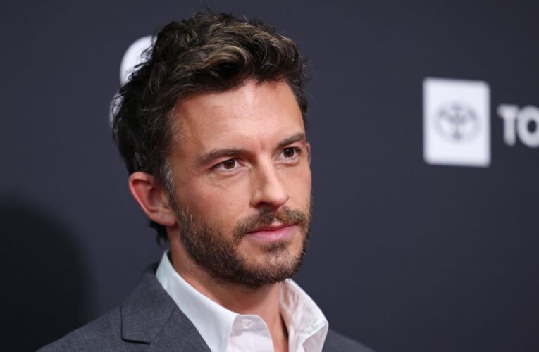 مجلة بيبول: جوناثان بيلي “الرجل الأكثر جاذبية على قيد الحياة” لعام 2025