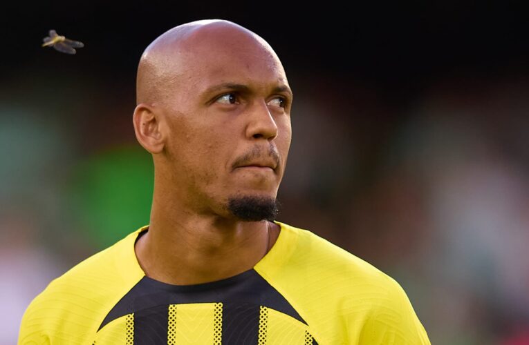 السعودية.. لاعبو الاتحاد يفاجئون فابينيو بكعكة بعد عودته لقائمة البرازيل