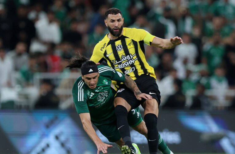 تصرف إيبانيز تجاه بنزيما خلال مباراة الاتحاد والأهلي يثير تفاعلاً