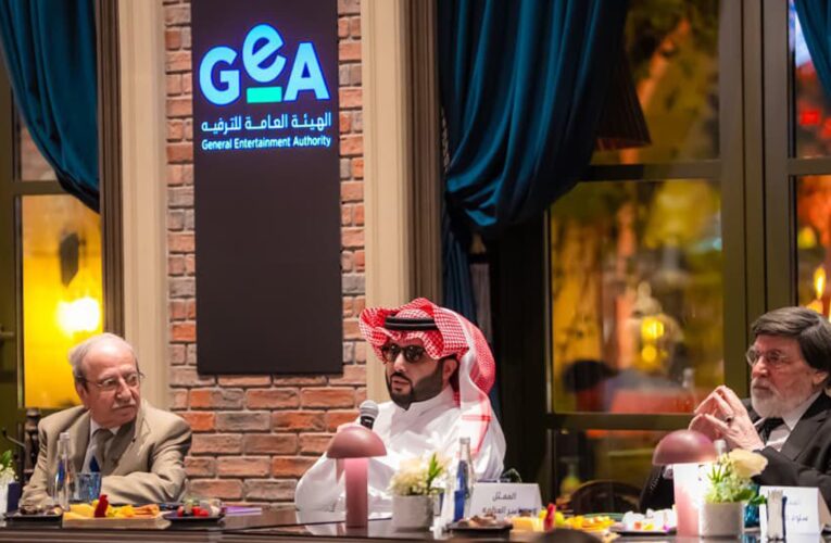 تركي آل الشيخ يجمع “أساطير الفن السوري” في الرياض ويتلقى هدية من دمشق