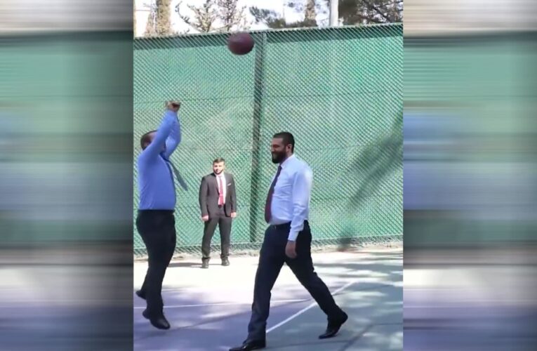 سوريا.. أحمد الشرع يشعل ضجة بفيديو مع قائد عسكري أمريكي يلعبان كرة السلة