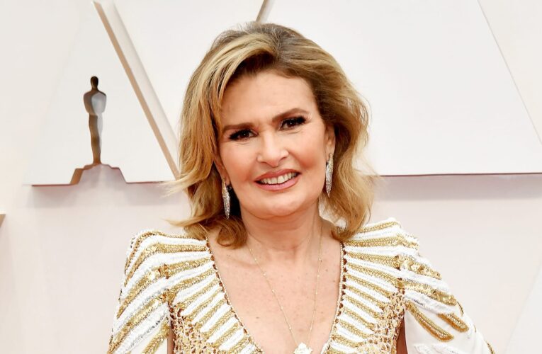 فرنسا تقلد يسرا وسام “جوقة الشرف” من رتبة فارس