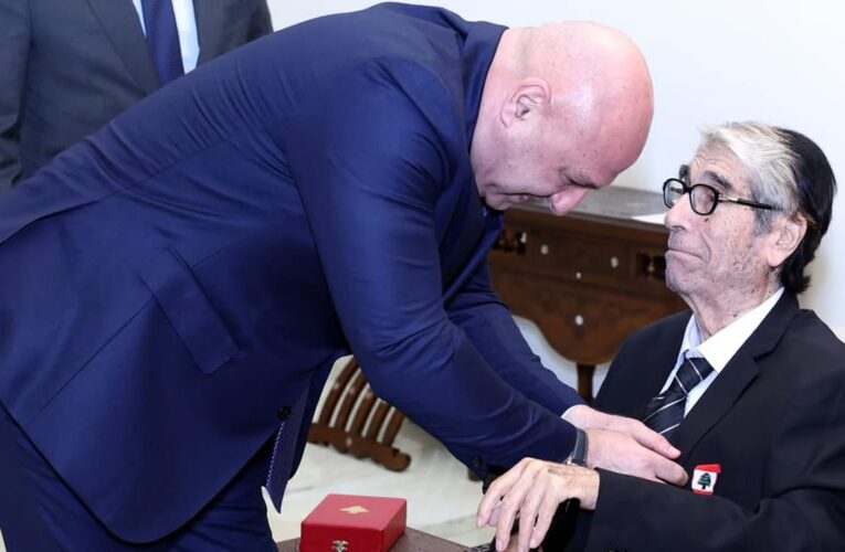 لبنان.. تقليد الفنان صلاح تيزاني “أبو سليم” وسام الاستحقاق