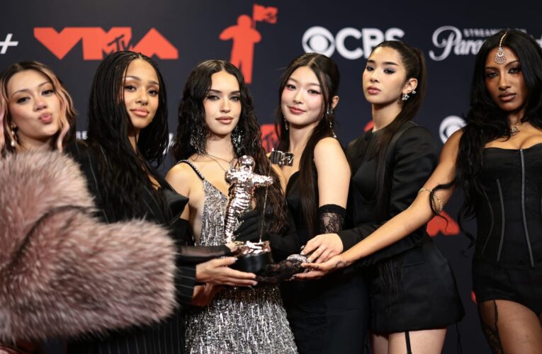 “التدقيق على الإنترنت عبء ثقيل”.. فرقة “KATSEYE” تتلقى آلاف التهديدات بالقتل