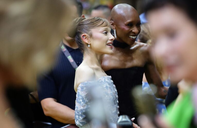 الحكم بالسجن على المعتدى على أريانا غراندي في عرض “Wicked” بسنغافورة