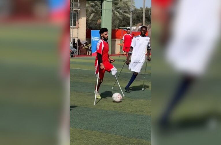 “شعب يحب الحياة”.. شاهد فلسطينيين مبتوري الأطراف يشاركون بأول بطولة كرة قدم منذ بدء الحرب