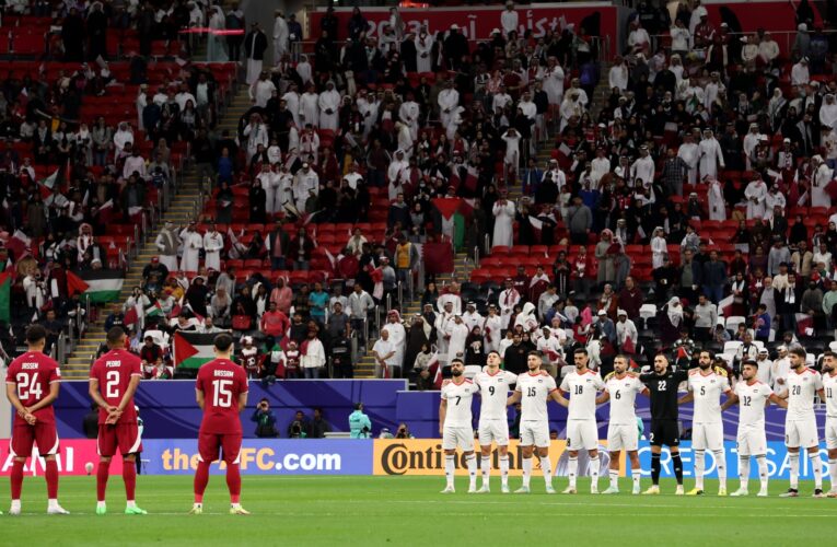 كأس العرب.. لفتة إنسانية مؤثرة من لاعبين قطريين وفلسطيين تجاه أطفال مكفوفين