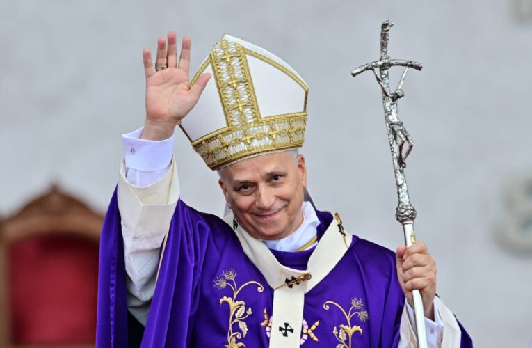 صوت عبير نعمة يستقبل البابا لاون في القداس الذي ترأسه ببيروت