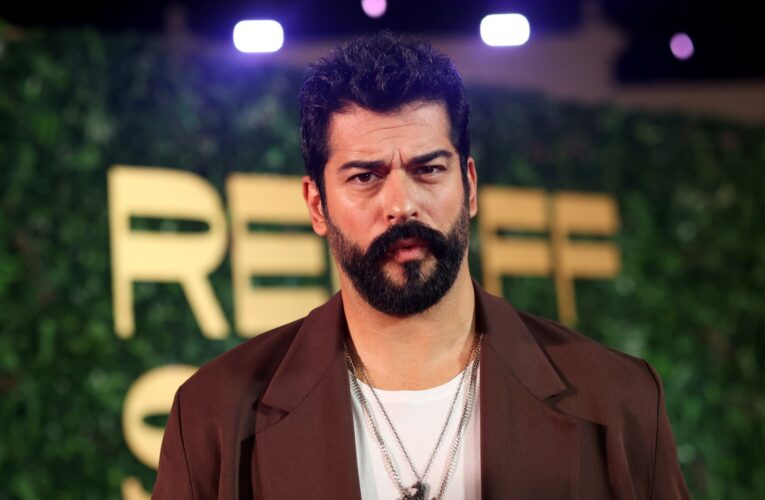 الممثل التركي بوراك أوزجيفيت يُنتخب “ملكًا” من معجبيه في روسيا