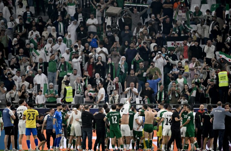 تصرف لافت من لاعبين فلسطينيين وسوريين بعد التأهل لربع نهائي كأس العرب