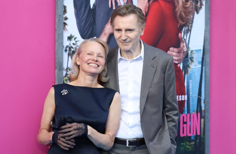 باميلا أندرسون تتحدث بصراحة عن علاقتها الرومانسية مع ليام نيسون