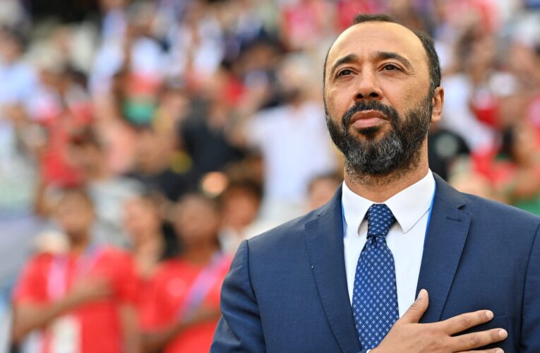 مهارة مدرب المغرب بترويض الكرة بطريقة فنية في مباراة سوريا تثير تفاعلا