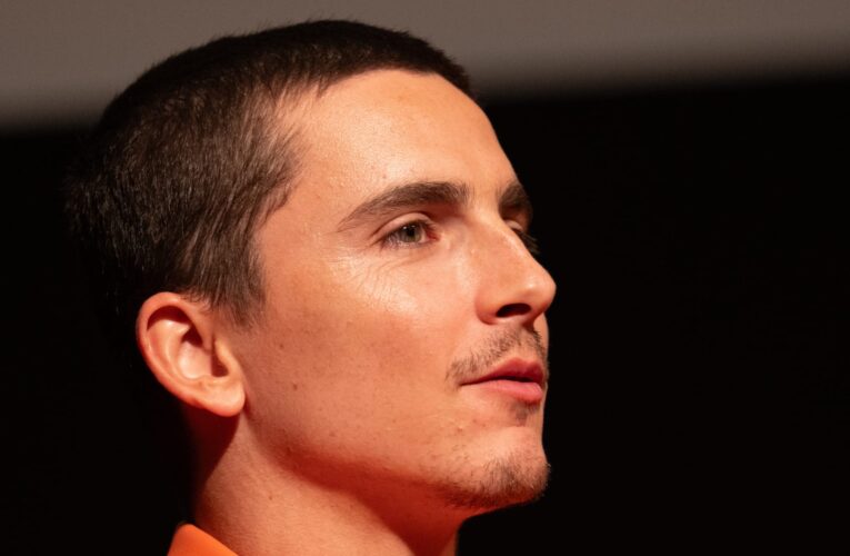 “سيتضح كل شيء في الوقت المناسب”.. هل تيموثي شالاميه هو مغني الراب الغامض إسديكيد؟