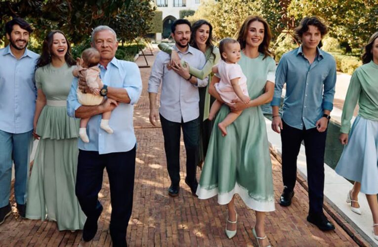 الأردن.. الأميرة رجوة الحسين تحضن ولي العهد بصورة الملك والعائلة تنشرها الملكة رانيا العبدالله